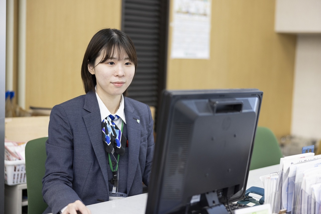 パソコンで作業中の社員