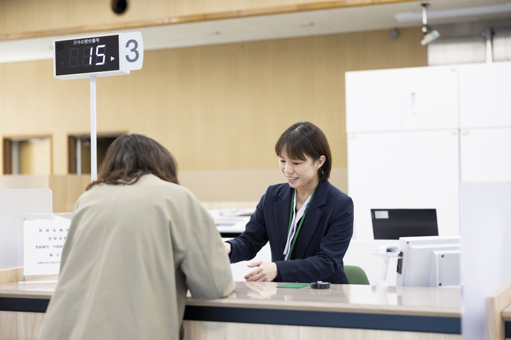 丁寧に窓口で接客する社員