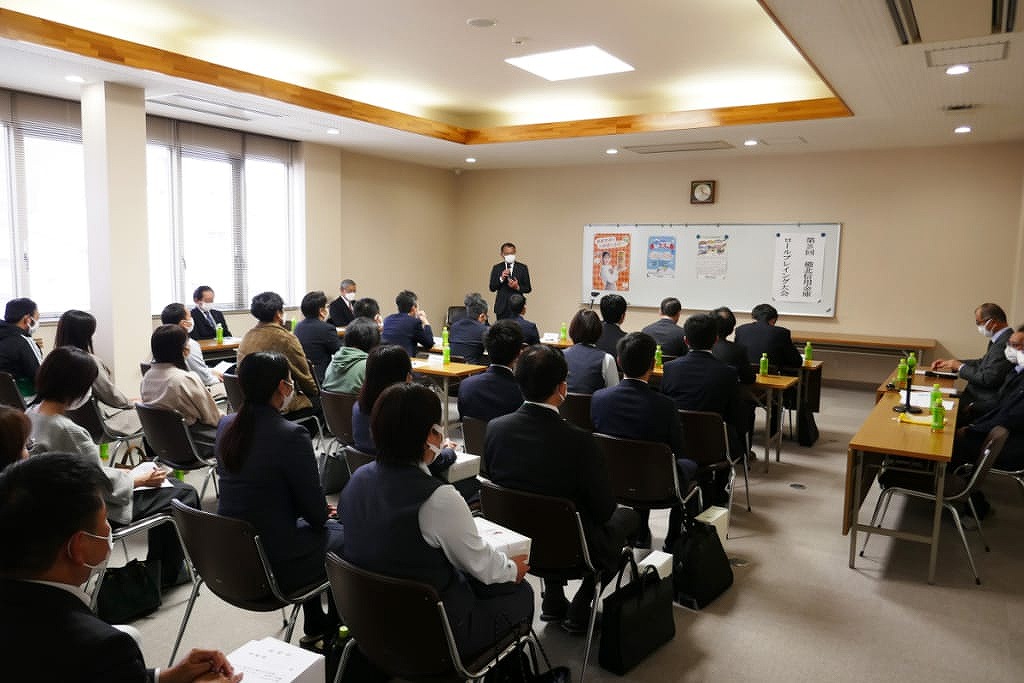 研修で社員が学ぶ姿