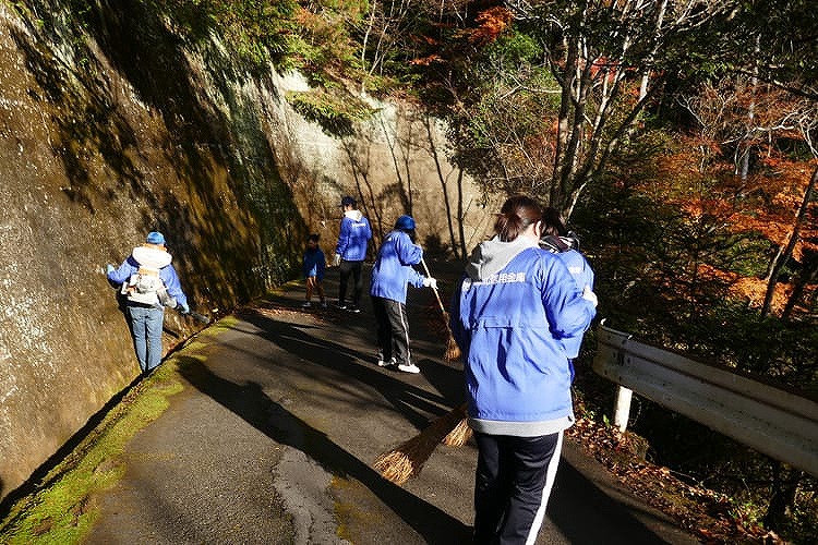 備中松山城登山道の清掃