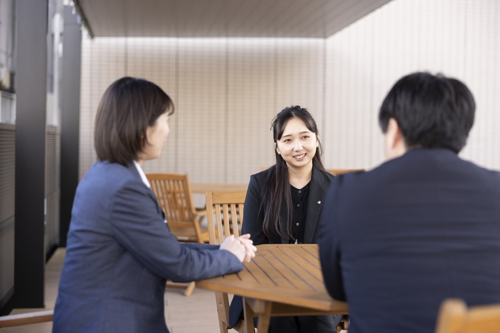 和やかに意見交換する若手社員