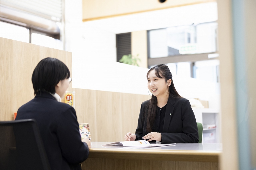 笑顔で接客する備北信用金庫の社員