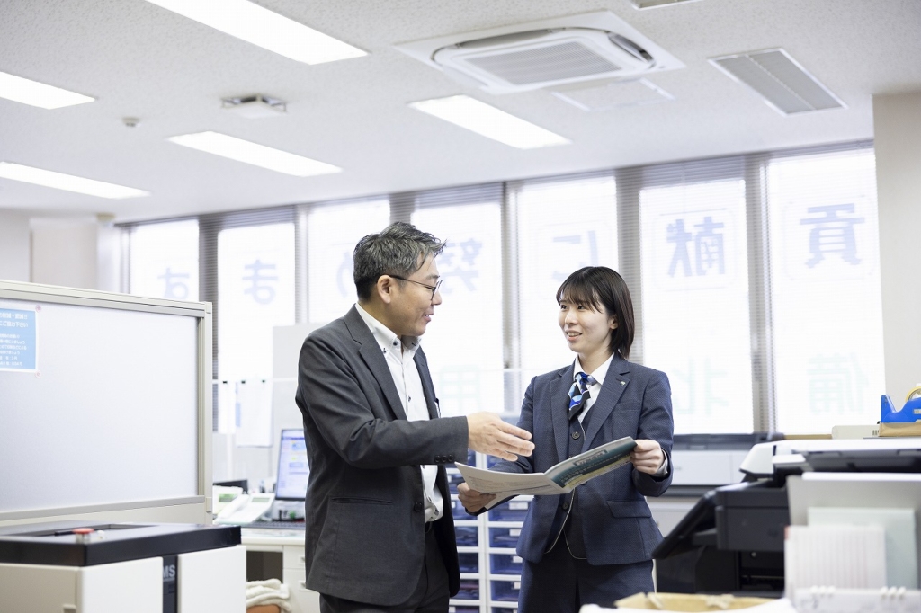指導を受けスキルを身につける社員
