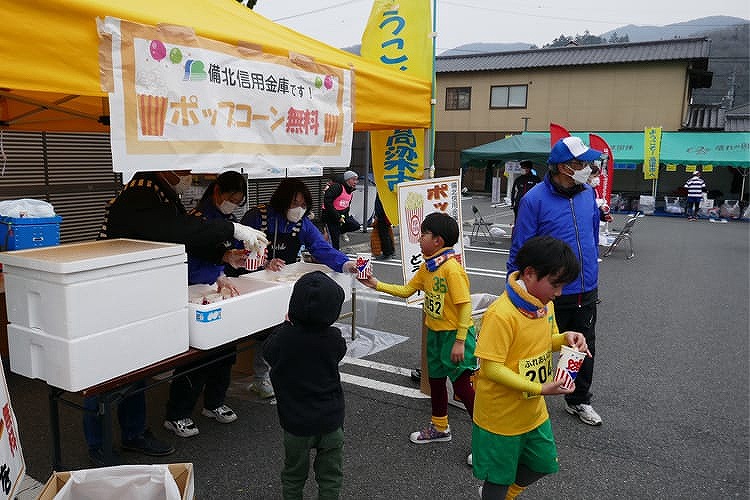 社員が参加者へポップコーンを無料で提供する様子