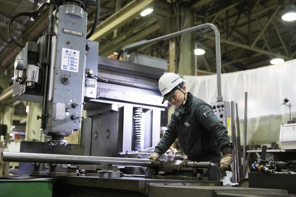 工場内で作業する社員