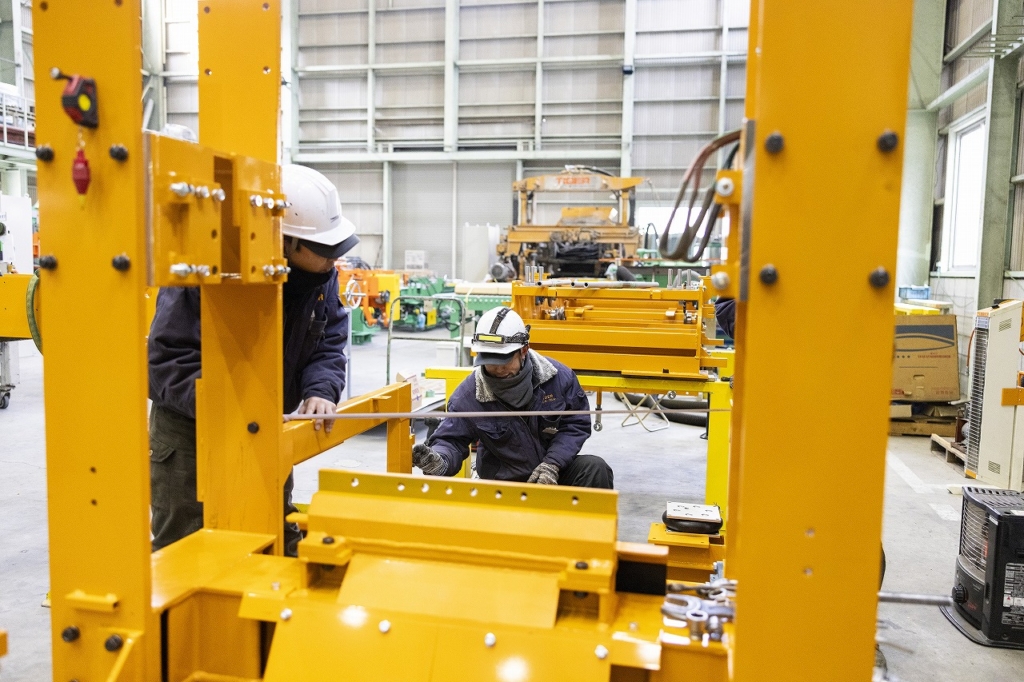 工場内で作業する2名の社員