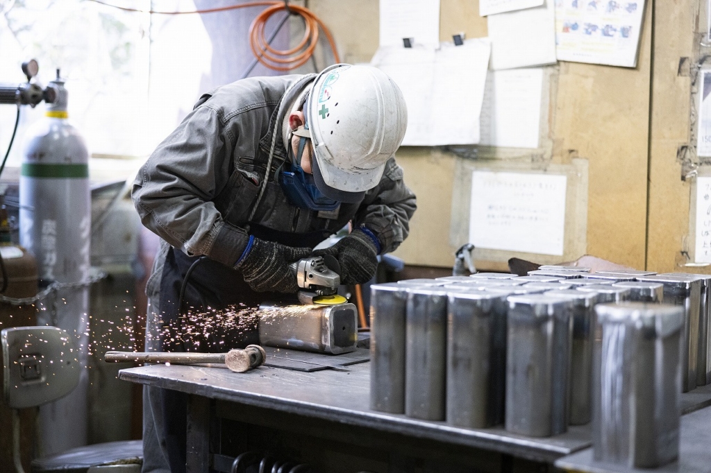 工場で製品を造る社員