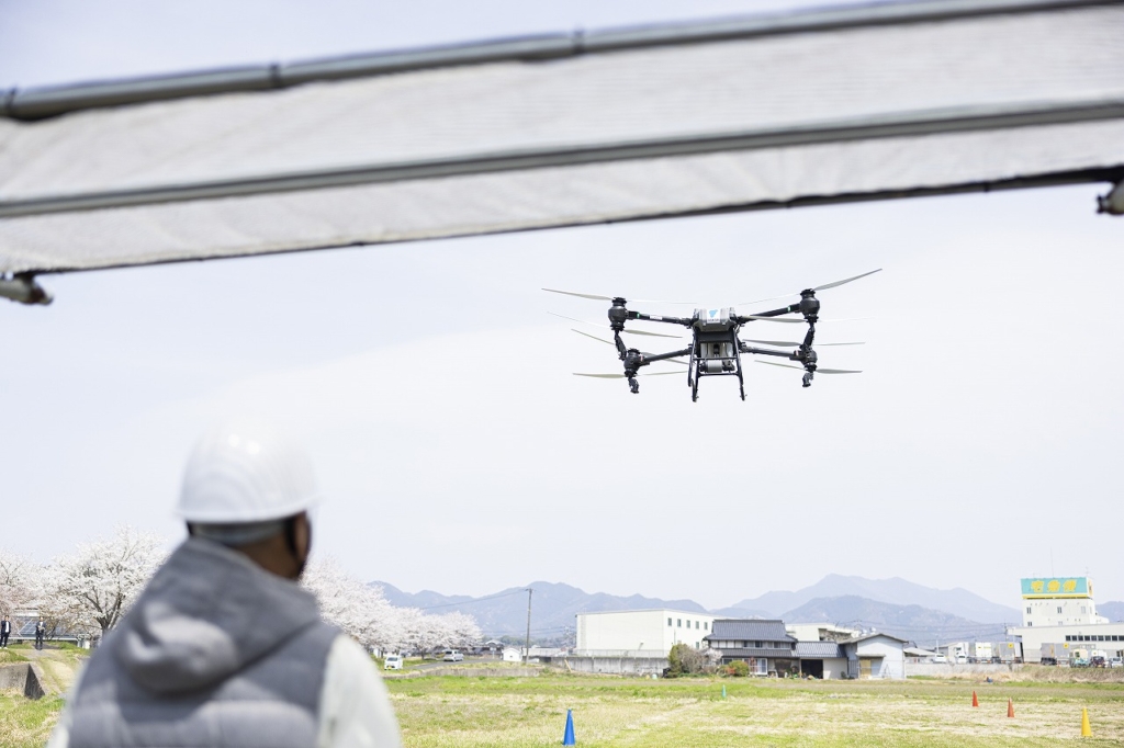 ドローンの基礎知識から操縦技術まで学べる教習場の様子