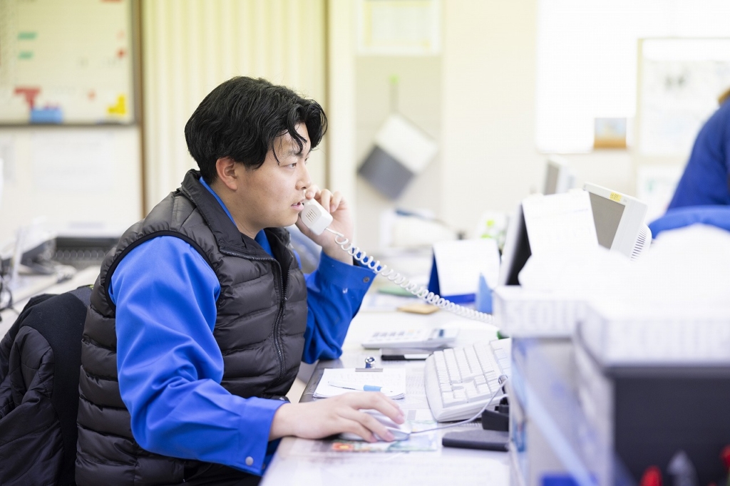 オフィスで電話対応をしている社員