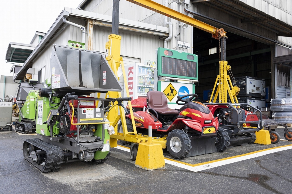 左に小型チッパーシュレッター、右にラジコン草刈り機