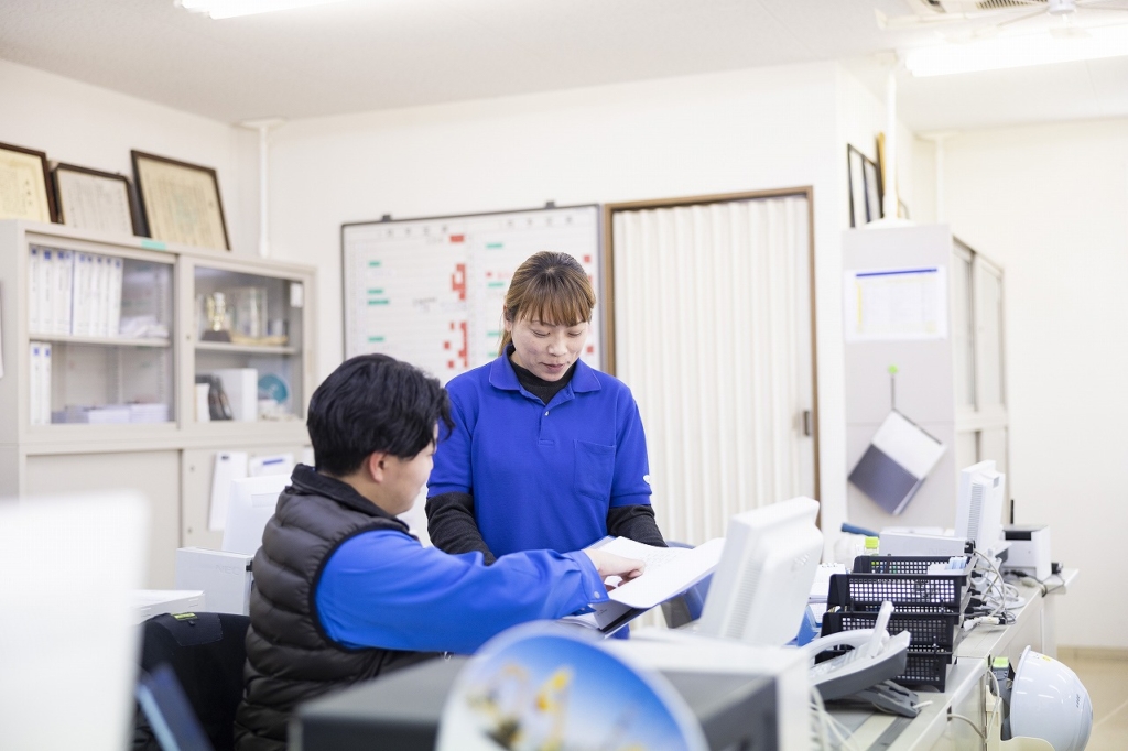 相談やアドバイスをする社員の様子