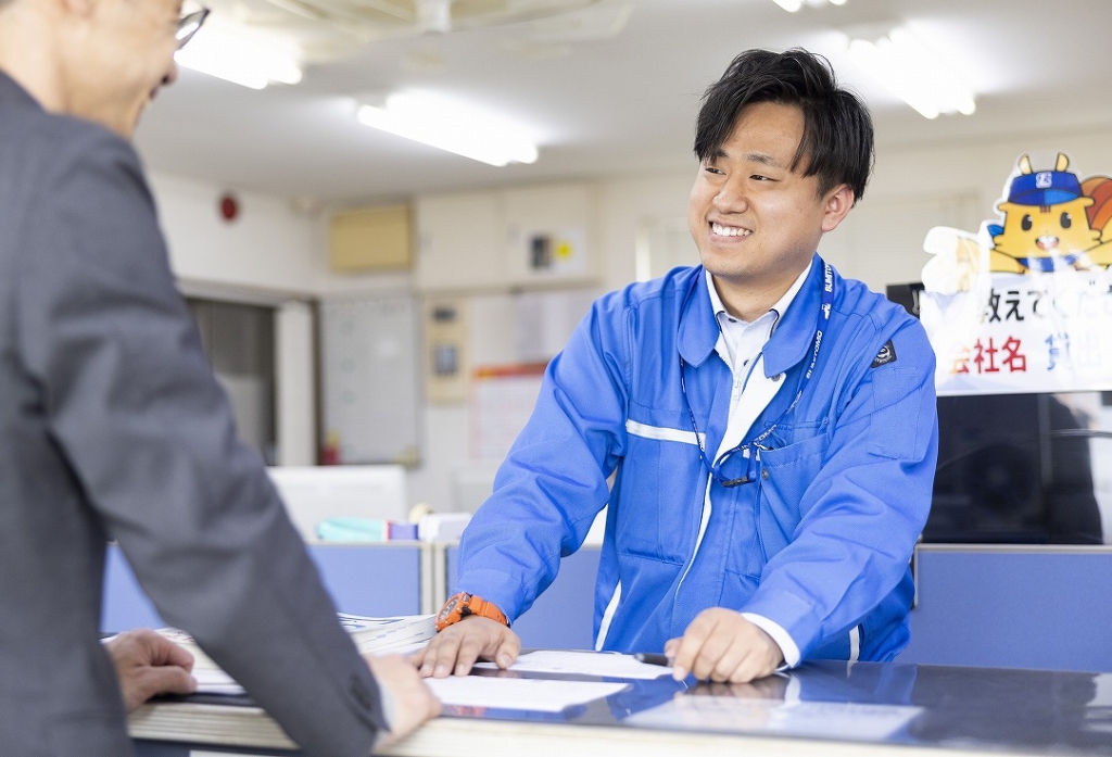 お客様視点での提案をする三共リース社員