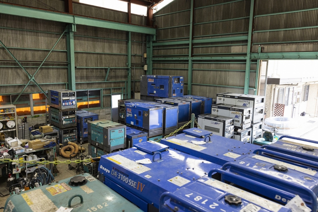 災害に備えレンタルしている発電機を整備し活用できるようにしている様子