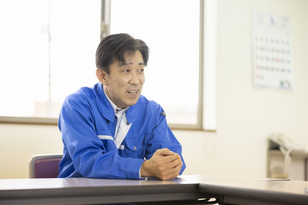 昔の仕事のイメージや管理職になった今のことを話すブロック長の様子