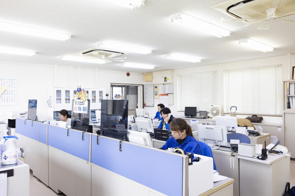 電話対応や営業業務を行う社員たちの様子