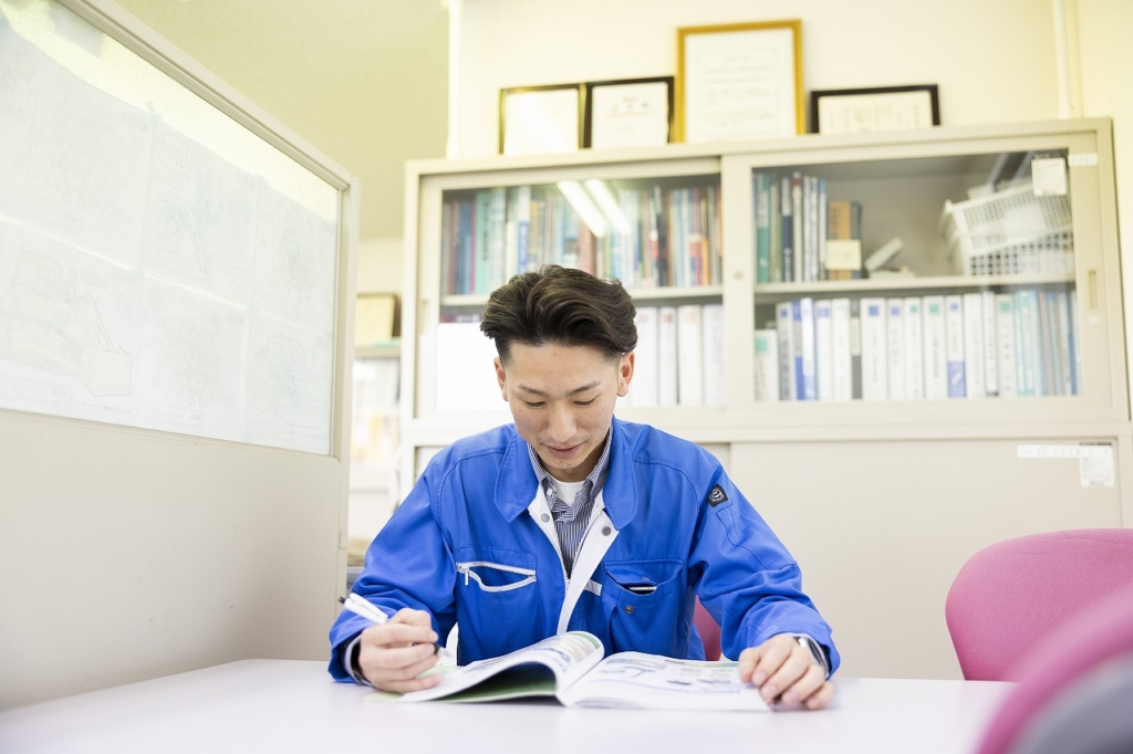 お客様に最適な提案をするため勉強している社員