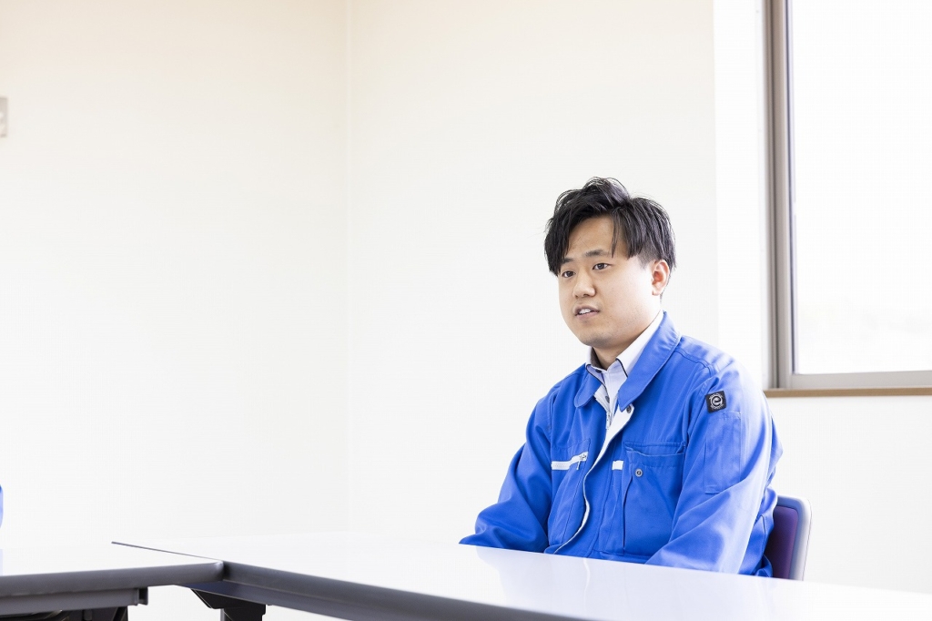 会社について話す社員の様子