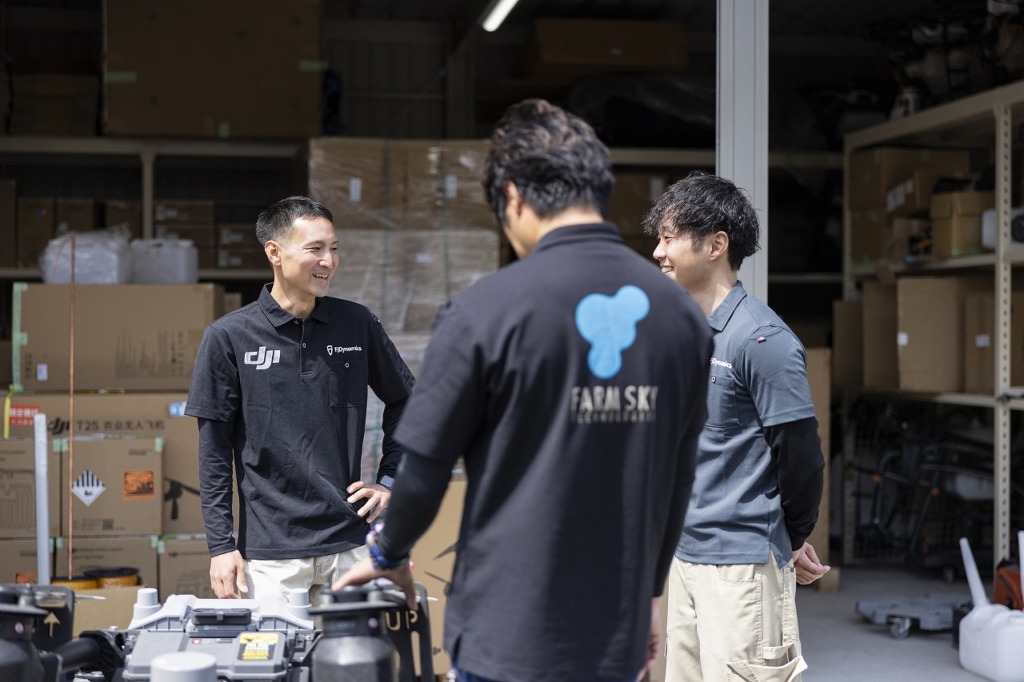 屋外で仲良く談笑している社員
