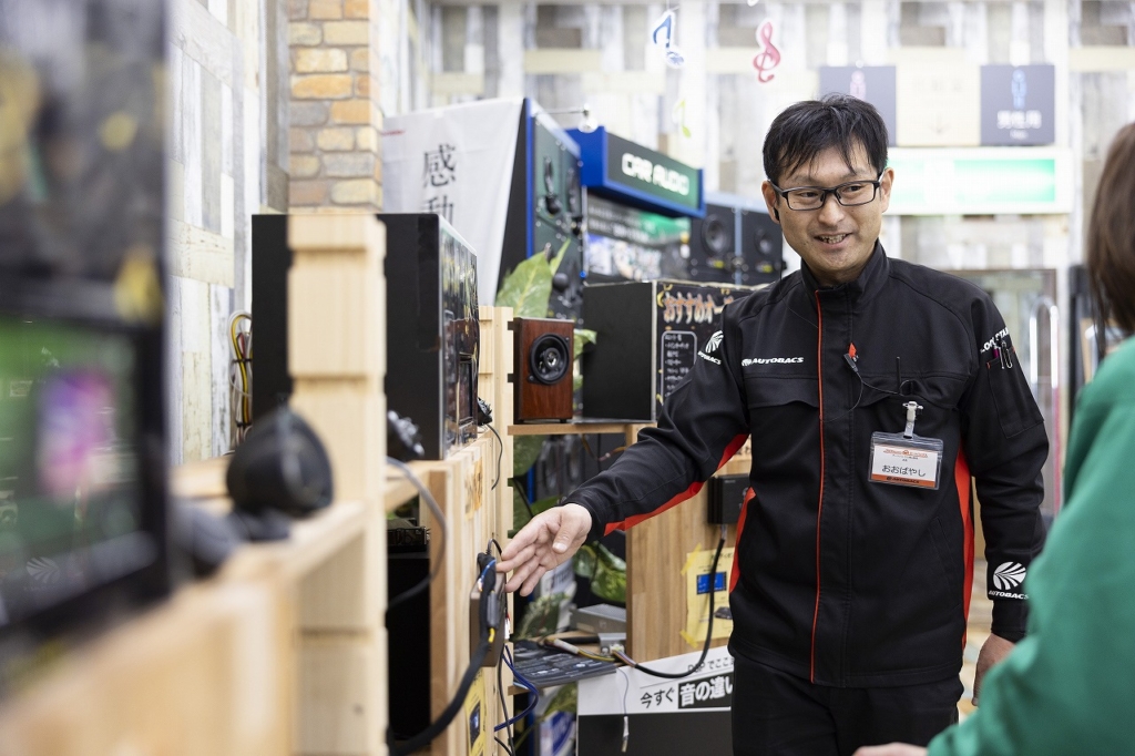 オートバックスの店舗で丁寧な接客をする店長