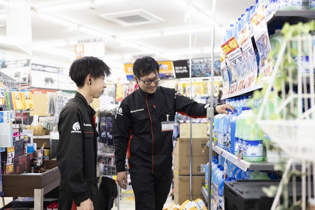 後輩社員と笑顔会話する大林さん