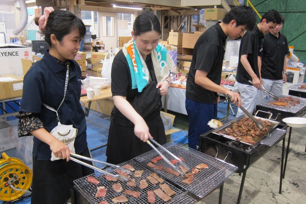 尼﨑工作所の社内イベント、社員がバーベキューを楽しむ和やかな交流風景