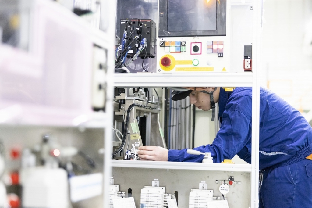 尼﨑工作所の工場で機械を組み立てる、安全と品質を確保する作業