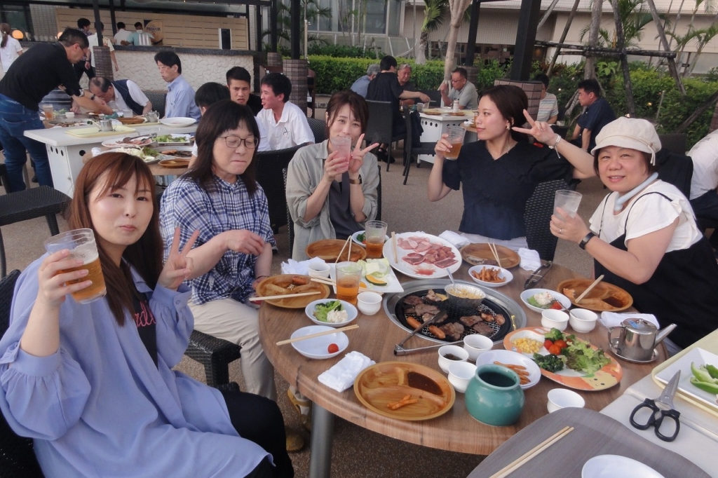 尼﨑工作所岡山工場の写真旅行の様子、焼き肉をみんなで食べる風通しの良さが伝わる写真