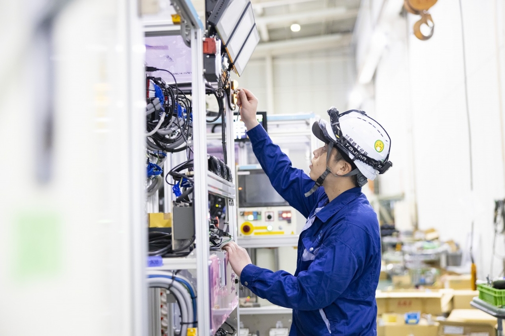 奈義町にある尼﨑工作所で組立をする様子