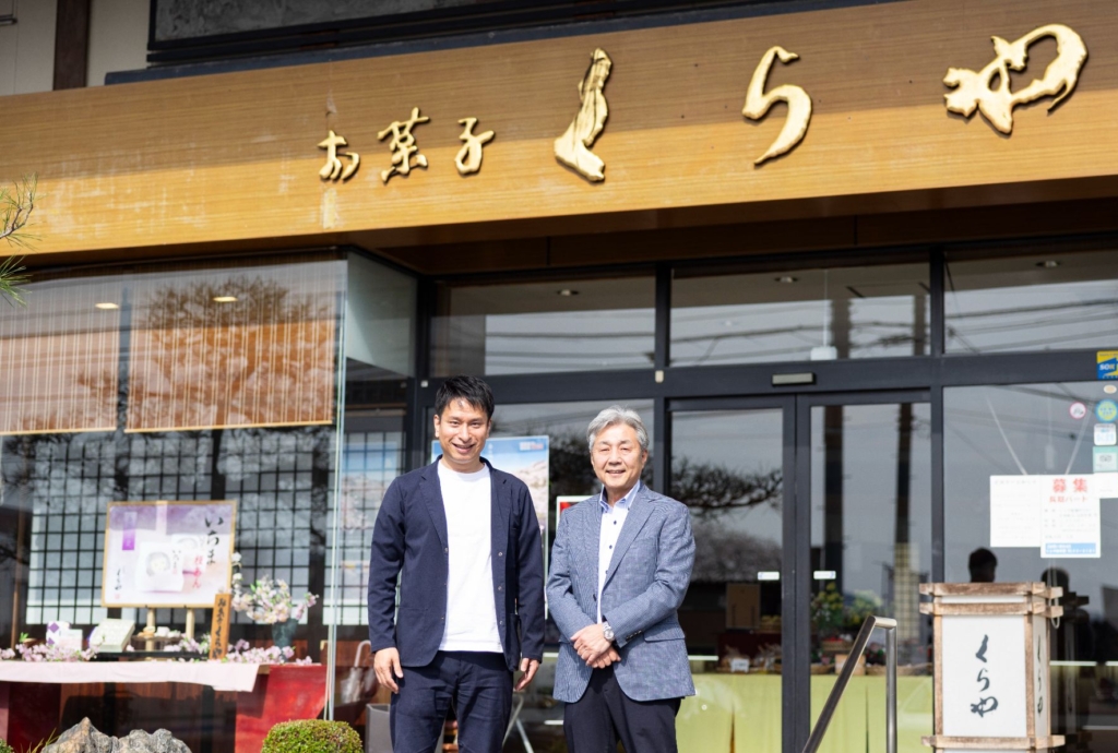 和菓子店「くらや」の入口前で、稲葉さんと丸尾のツーショット