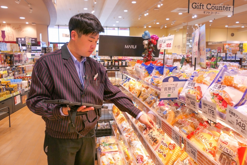 パン売り場にてニーズに合わせた工夫をする牧原さん