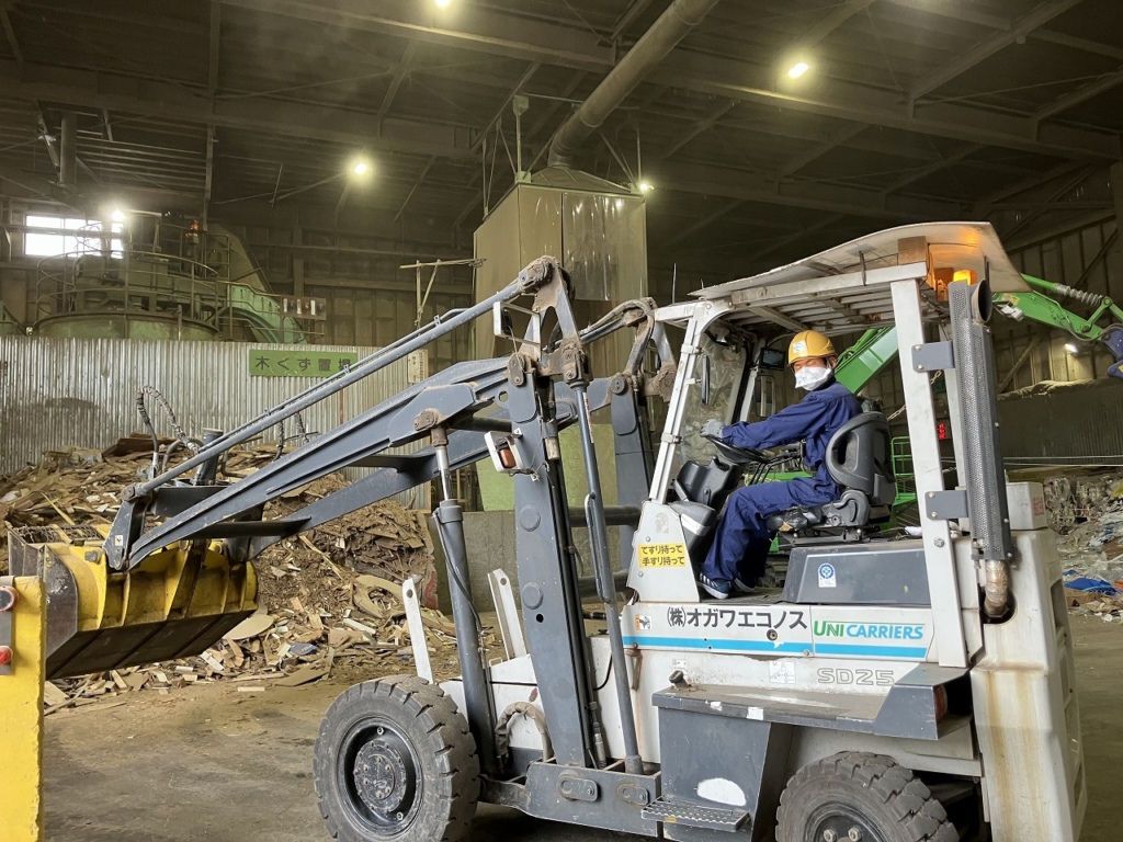 ショベルカーで作業をする従業員