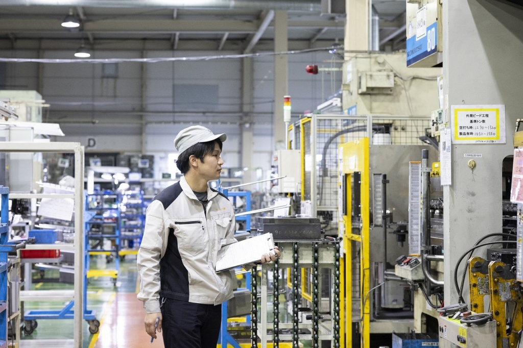 生産計画にそって作業を進める従業員