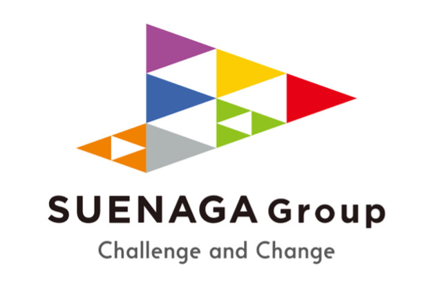 カラフルな三角形で構成されたSUENAGAグループのロゴ。「Ｃｈａｌｌｅｎｇｅ　ａｎｄ　Ｃｈａｎｇｅ」のスローガンが添えられている。