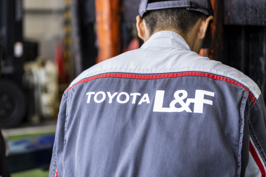 トヨタL&F岡山のサービススタッフが着用する制服の背面。「TOYOTA L&F」のロゴが書かれている。