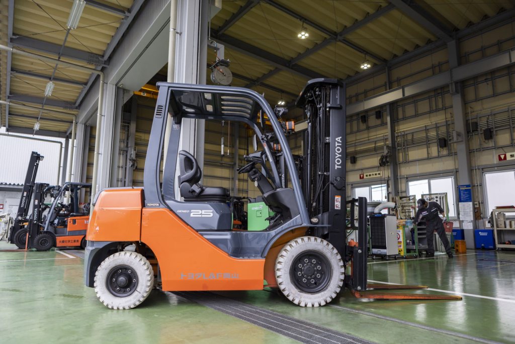 トヨタL&F岡山 津山営業所の整備工場に、オレンジ色のトヨタ製フォークリフトが整備のために置かれている。