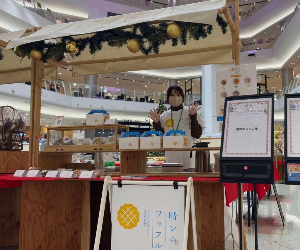 イオンモール岡山に出店した「晴レのワッフル」のイベントブースと女性スタッフ。