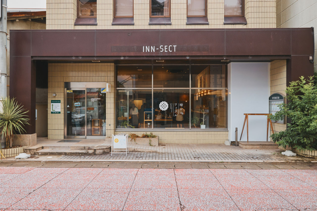 ワッフル専門店「晴レのワッフル」が入居する複合施設INN-SECTの正面からの外観。
