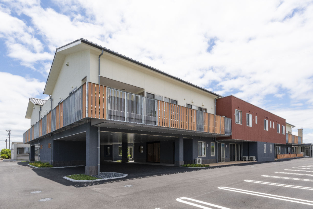 介護施設の近代的な外観。1階部分は駐車場になっている。