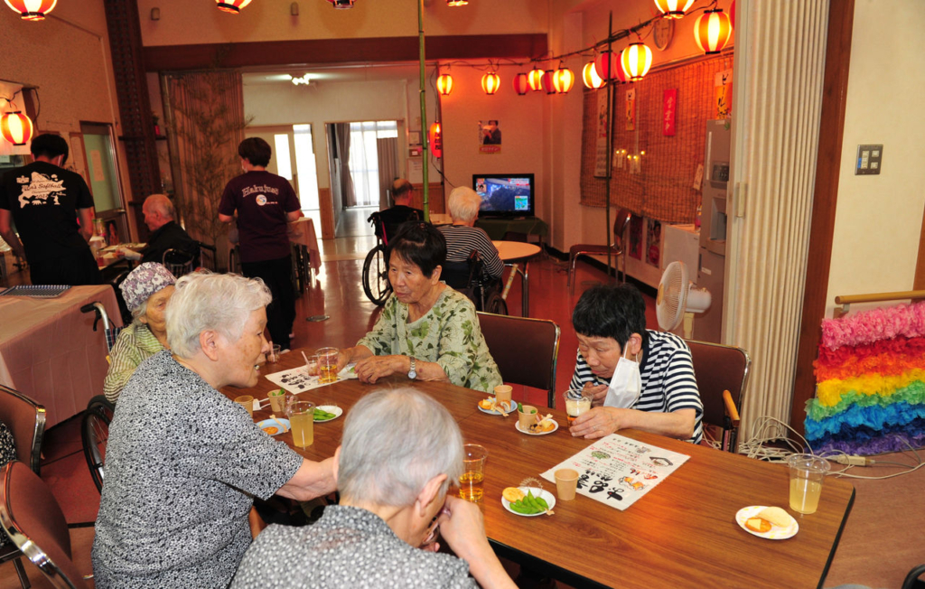 「白寿荘」で開催された居酒屋風イベントを楽しむ利用者たち