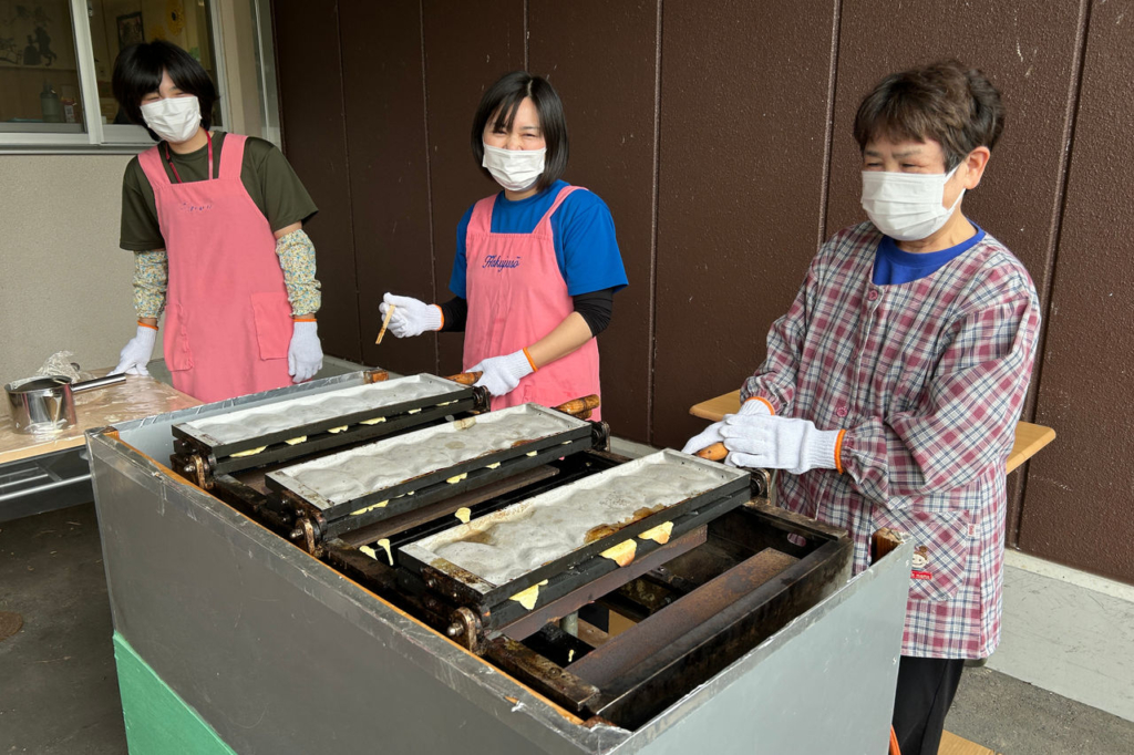 「白寿荘」のイベントでたい焼きを調理する職員