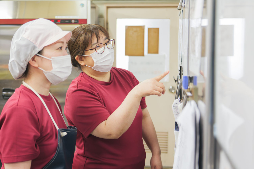 「白寿荘」の厨房で働く調理スタッフ