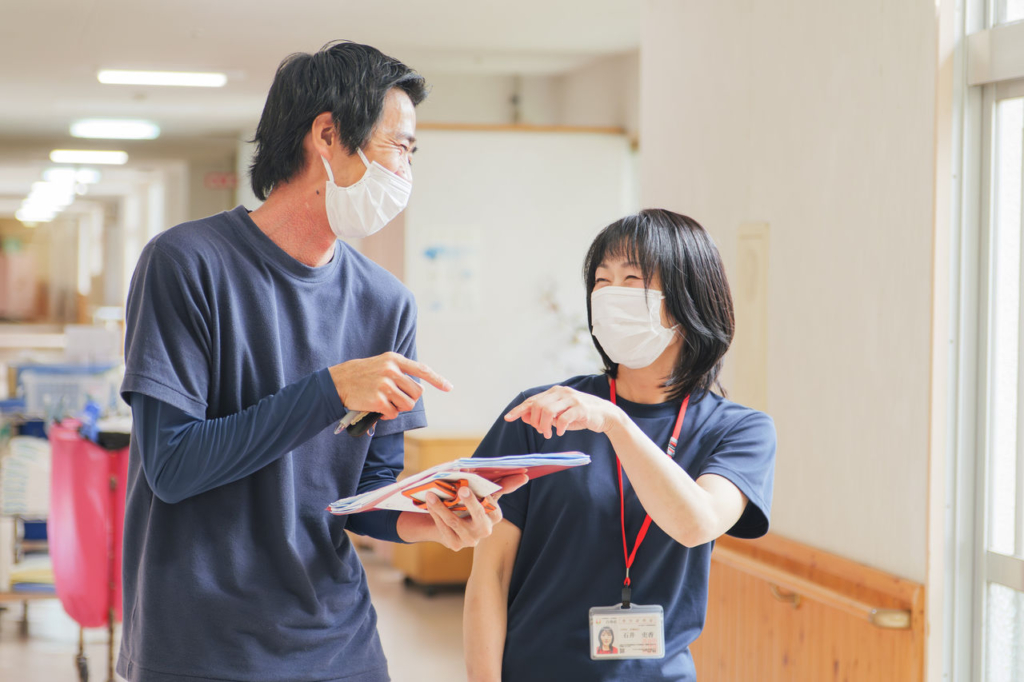 社会福祉法人中央福祉会の職員同士の打ち合わせ風景