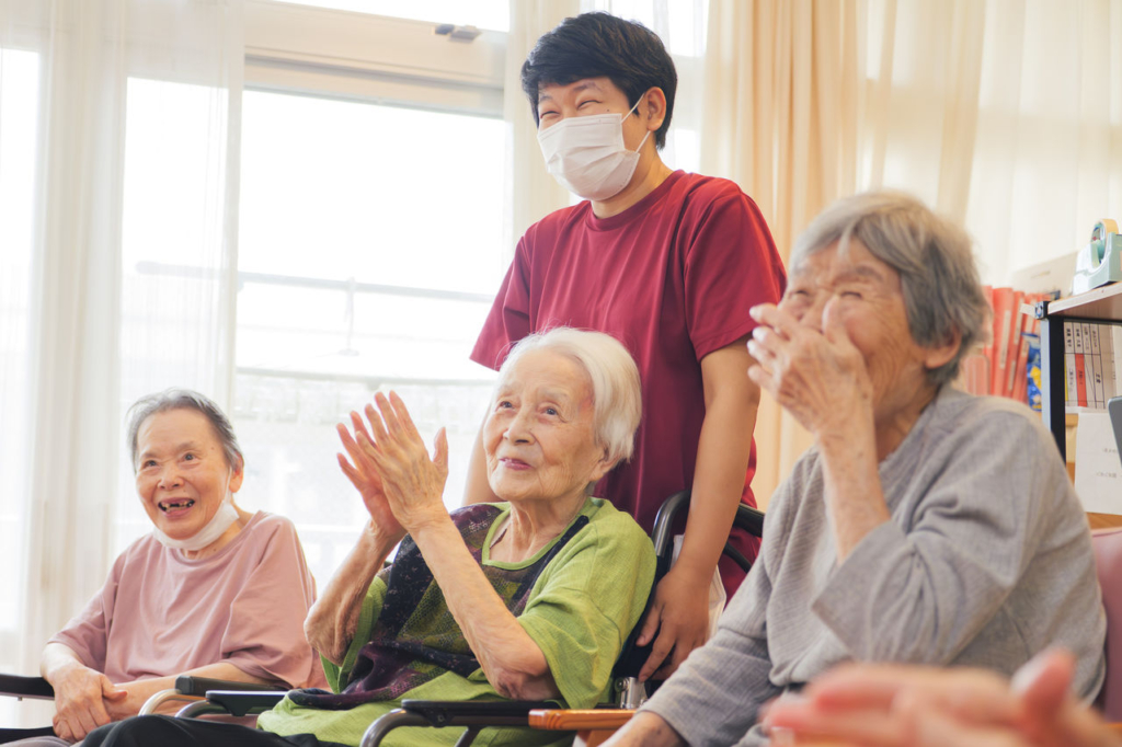 技能実習生の職員とイベントを楽しむ利用者たち