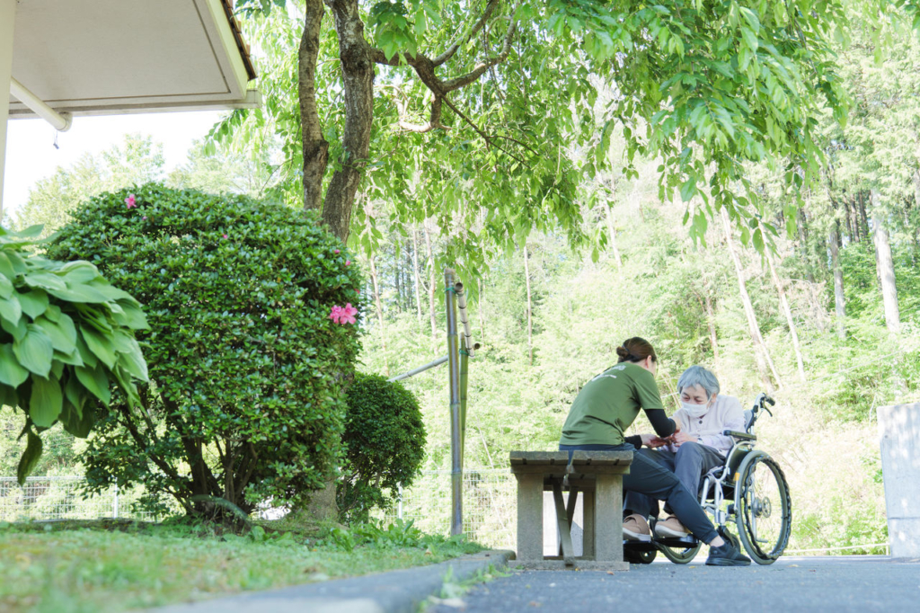 「白寿荘」の職員と車椅子の利用者