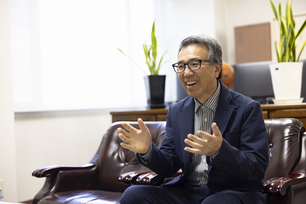 社長室のソファに座り、身振り手振りを交えて笑顔で話をしている柴田敬三さん