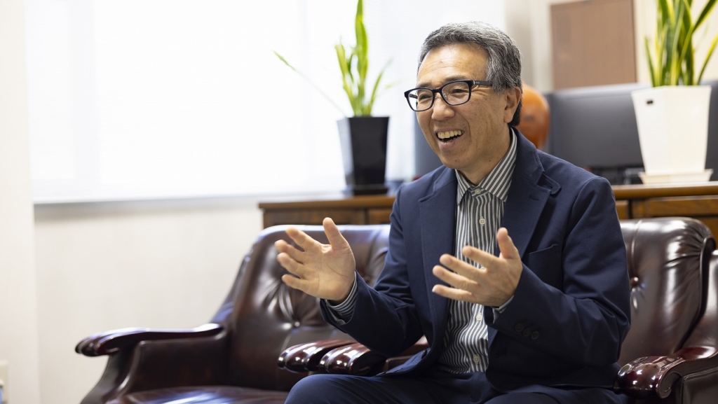 社長室のソファに座り、身振り手振りを交えて笑顔で話をしている柴田敬三さん