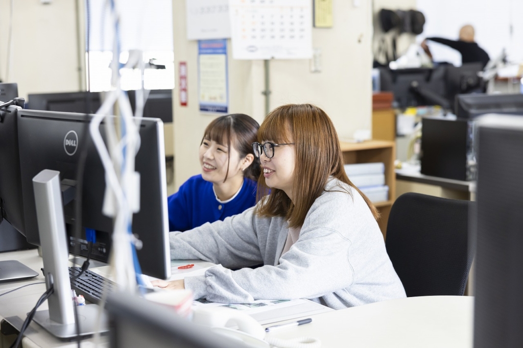 PCモニターを指差し、画面を一緒に見ている清友さんと田淵さん