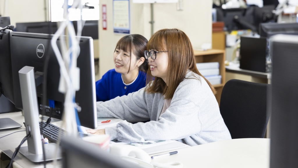 PCモニターを指差し、画面を一緒に見ている清友さんと田淵さん