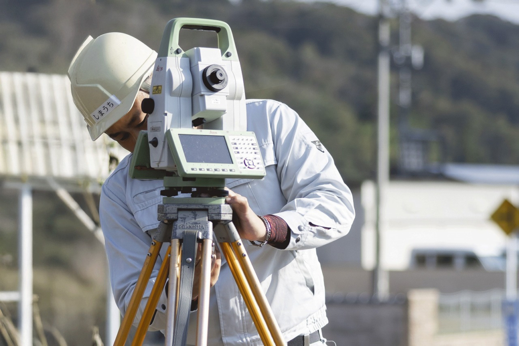 真剣な表情でトータルステーションを操作する島内さん