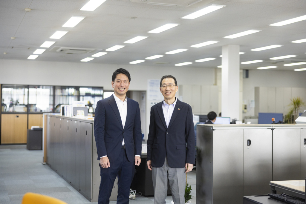 阿部社長とインタビュアの立ち姿のツーショット